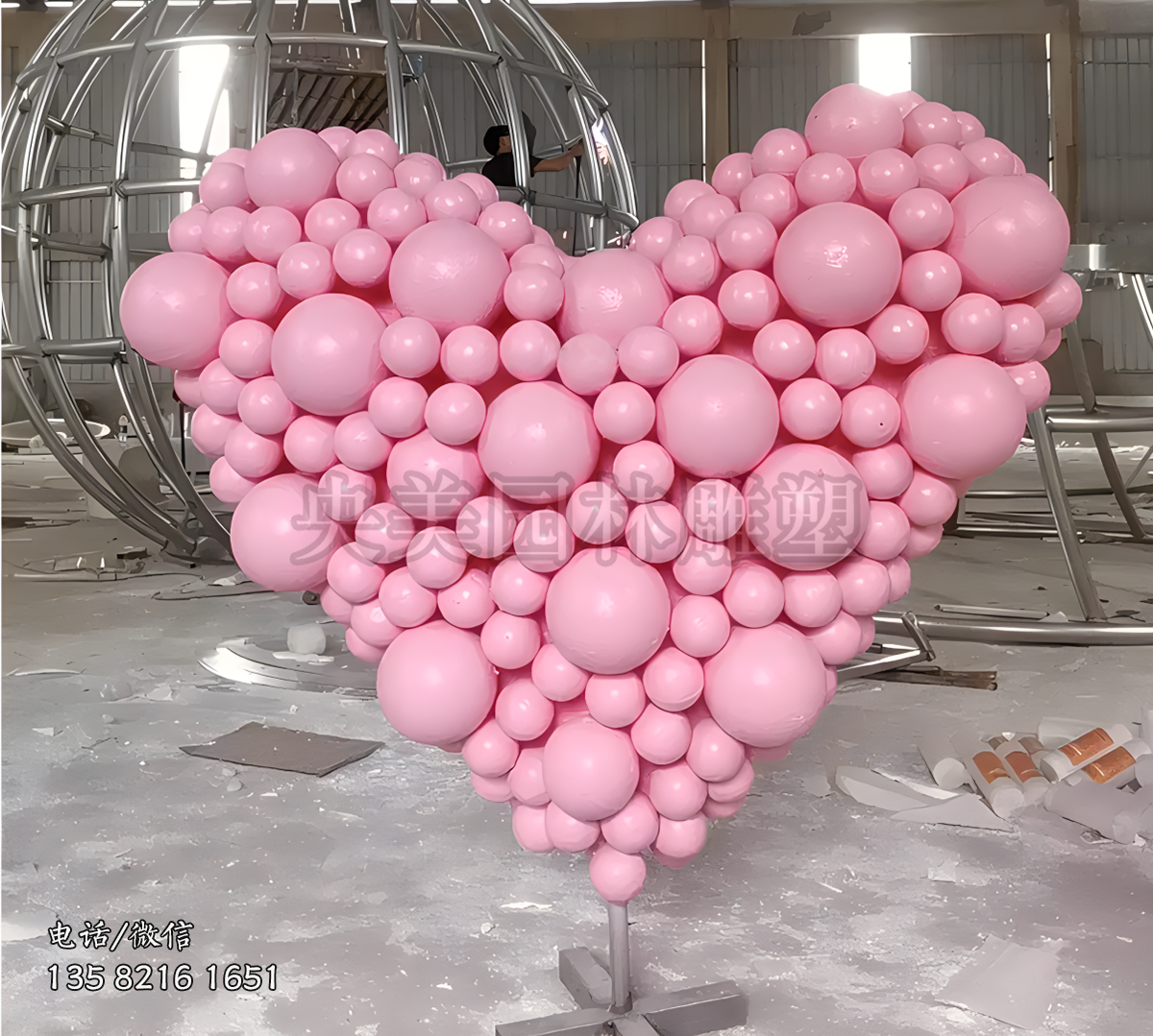 由大小各異的眾多氣球組成的愛心造型雕塑擺件