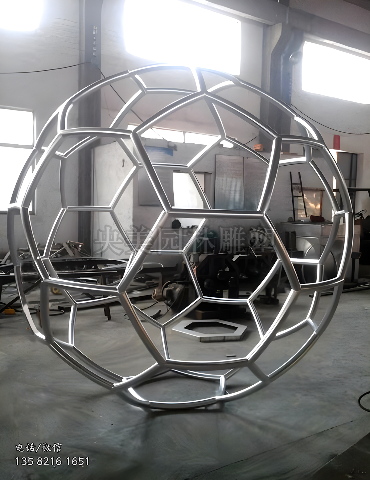 不銹鋼足球造型鏤空球雕塑